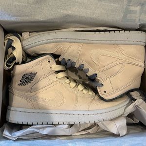 Jordan 1 Mid SE “Sandrift/Sail/Midnight Navy” Women’s Shoes ORIGINAL